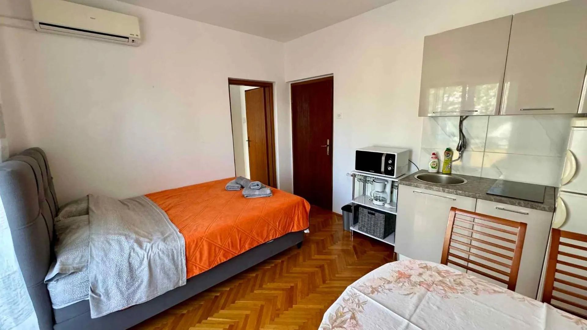 Apartment In Jadranovo 50540